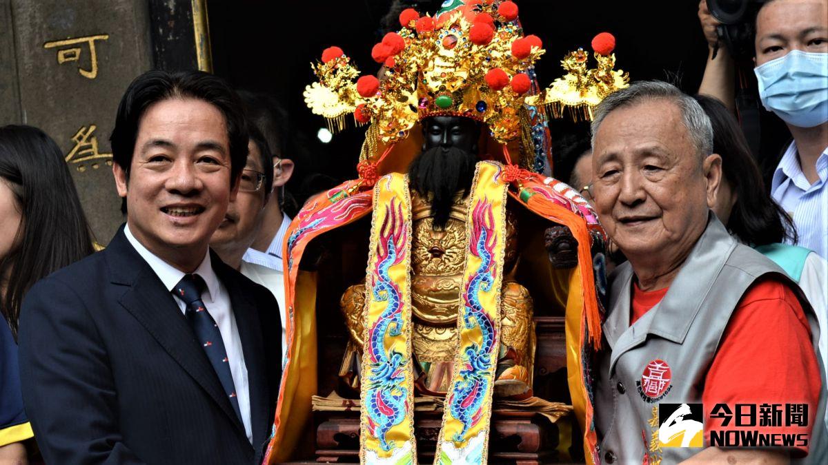 ▲賴清德副總統與廟方人員恭請城隍神尊移駕。（圖／記者郭政隆攝影2020.9.17）