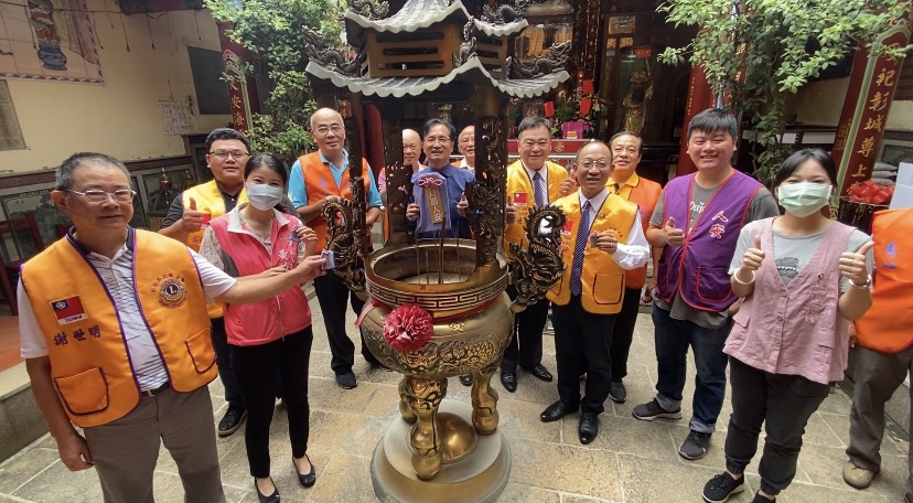 ▲彰化市長林世賢、彰化縣議員溫芝樺等人，在彰化受天宮一同幫「月圓人安」御守過香爐，期望讓愛加倍。（圖／記者葉靜美攝，2020.09.17）