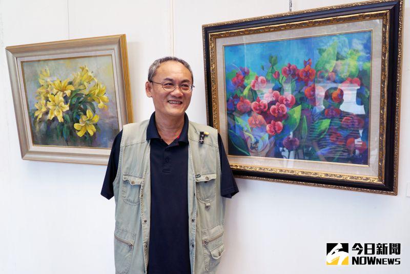 ▲口足畫家陳世峰在大葉大學圖書館展出花卉畫作。(圖/記者陳雅芳攝)