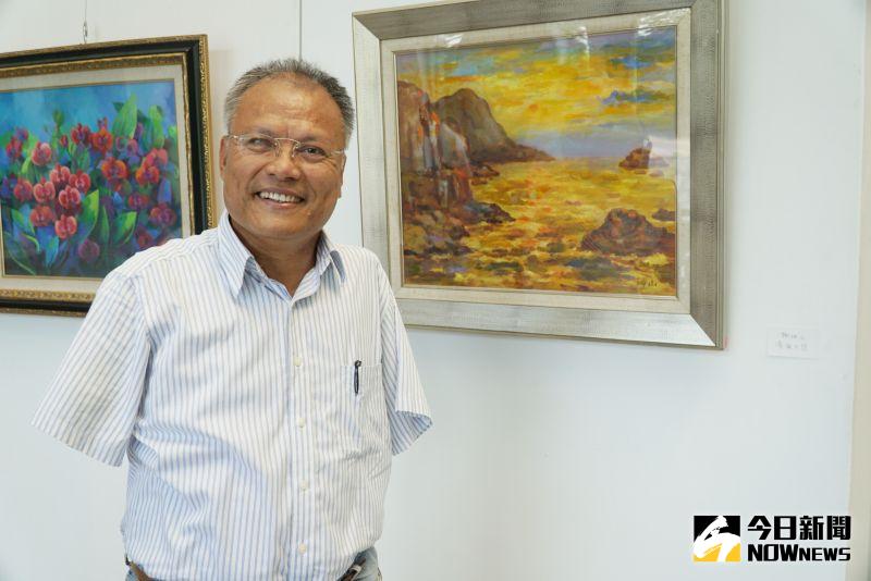 ▲口足畫家謝坤山在大葉大學圖書館展出「濱海夕照。(圖/記者陳雅芳攝)