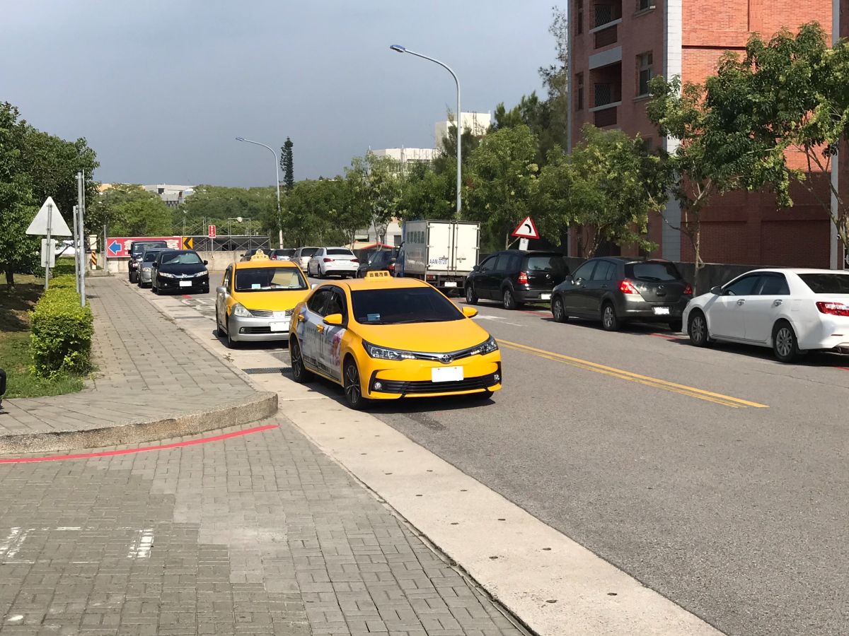 ▲金門醫院院內道路適用「道路交通管理處罰條例」，10月15日起違規停車將開罰。(圖/金門醫院提供)