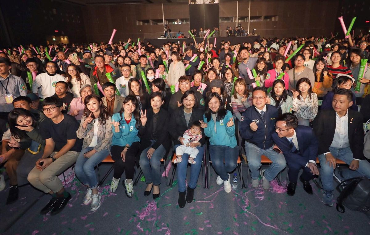 ▲民進黨在大選期間舉辦數場「社群之夜」活動，除了到場參加的民眾外，也有許多支持者在線上觀看。（圖／翻攝自蔡英文臉書）