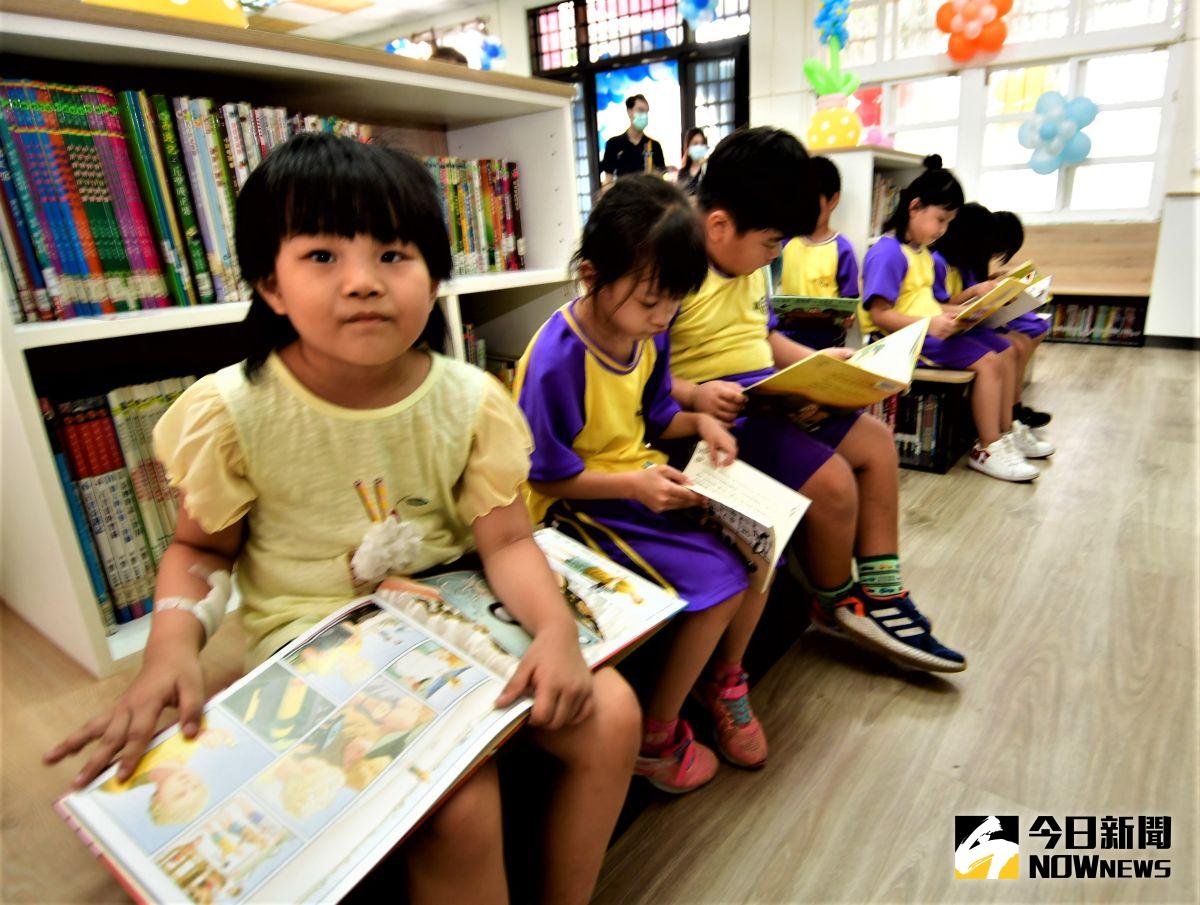 ▲圖書館經設計團隊改造之後採光明亮、色彩繽紛，希望藉此環境增加孩子們圖書閱讀的機會，充實更多知識。（圖／記者陳雅芳攝，2020.09.17）