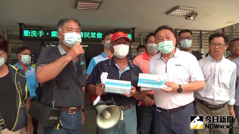 ▲員林市長游振雄接獲陳情書後為表達誠懇與歉意,現場也發送口罩每人一盒。(圖/記者陳雅芳攝,2020.09.17)