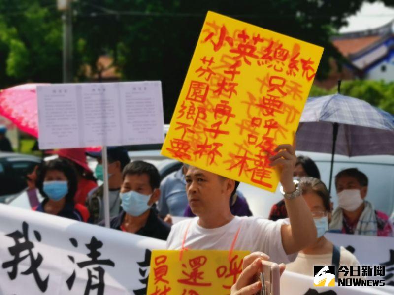 ▲員林市阿寶坑垃圾掩埋場火警,令鄰近芬園鄉中崙村、大竹村、同安村民苦不堪言,上百位鄉民受不了今早前往員林市公所抗議。(圖/記者陳雅芳攝,2020.09.17)