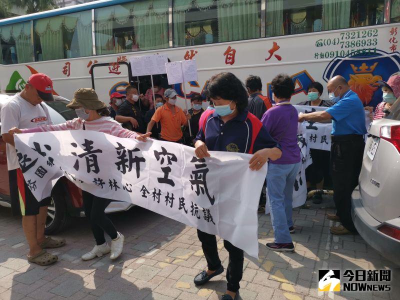 ▲芬園鄉民被臭味與濃煙嗆到受不了,民眾分乘三部遊覽車到員林市公所拉白布條抗議。(圖/記者陳雅芳攝,2020.09.17)