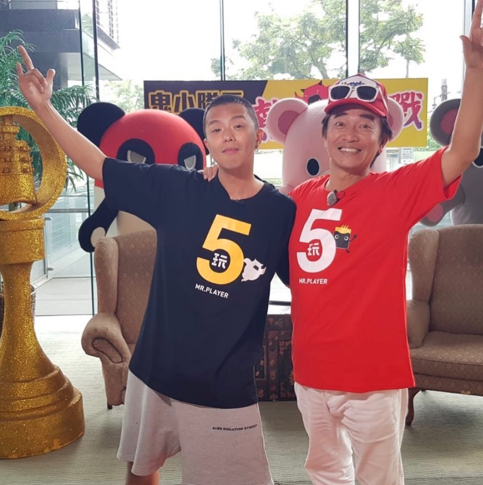 ▲吳宗憲（右） 現身小鬼（左） 靈堂。（圖／翻攝自吳宗憲 Jacky Wu臉書）