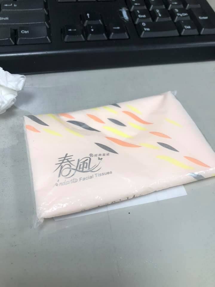 ▲好心乘客送給網友面紙,要她加油,讓原PO好感動。(圖/翻攝自《爆怨公社》臉書)