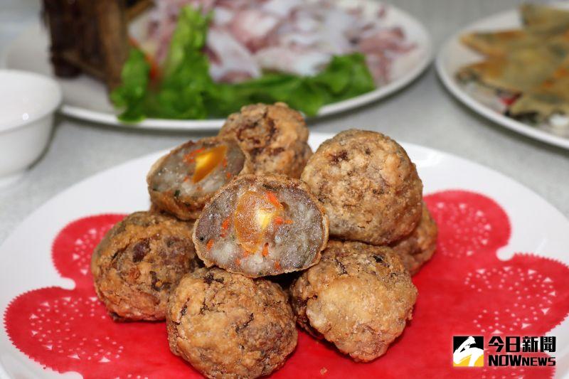 ▲除了原有的仲篪三寶之外,現在結合澎湖特有的海鮮食材,做出干貝筊白筍、土魠(石斑)高麗菜酸、紫菜月亮餅都深受觀光客的青睞。(圖/記者張塵攝,2020.09.17)