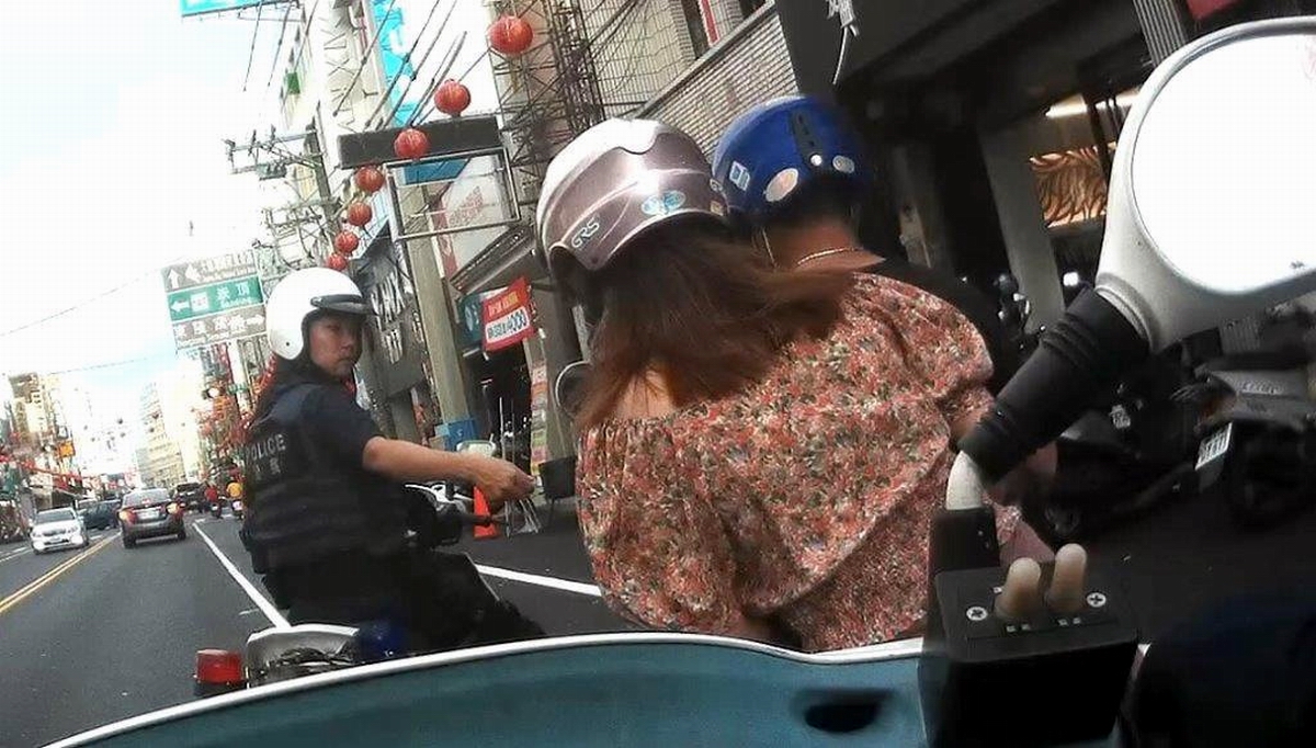▲員警巡邏攔查一對男女機車雙載逛街駕駛人於行駛中，以手持方式使用行動電話上前盤查，經查是越南籍一對失聯移工。（圖／記者黃正忠翻攝, 2020.09.18）