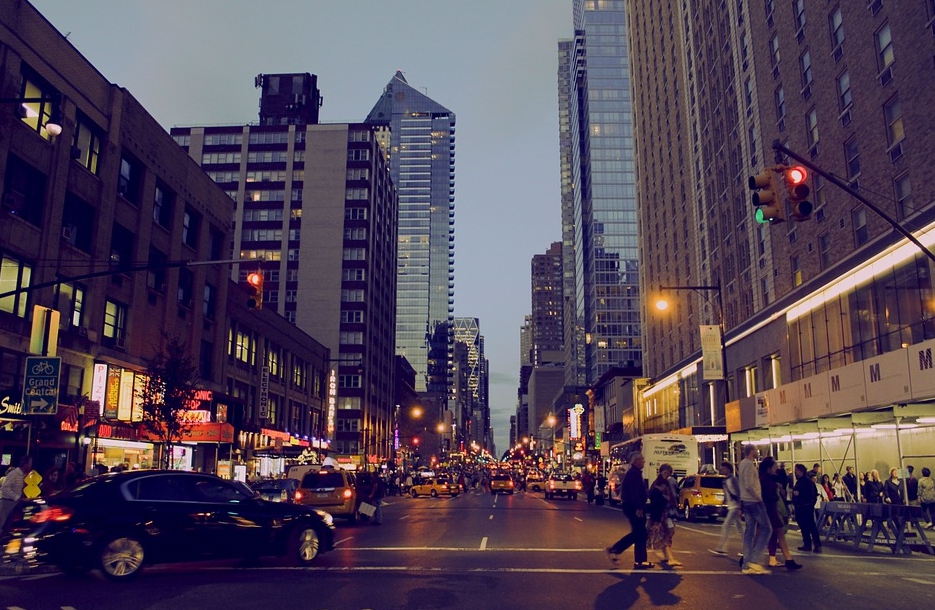 ▲網友騎車右轉遭員警攔下，劈頭直呼「紅燈右轉」。（示意圖／翻攝自《pixabay》 ）