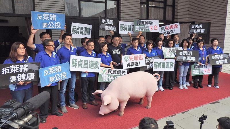 ▲行政院長蘇貞昌18日在立法院接受國民黨立委洪孟楷質詢時,被當場要求吃一盤美國豬肉、一盤台灣豬肉,蘇貞昌當場轉身嚴正拒絕。(
