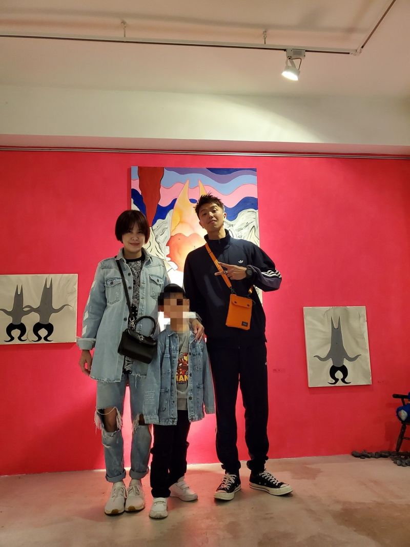 ▲黃小柔(左)曾帶兒子去參加小鬼(右)的畫展。(圖/黃小柔臉書)