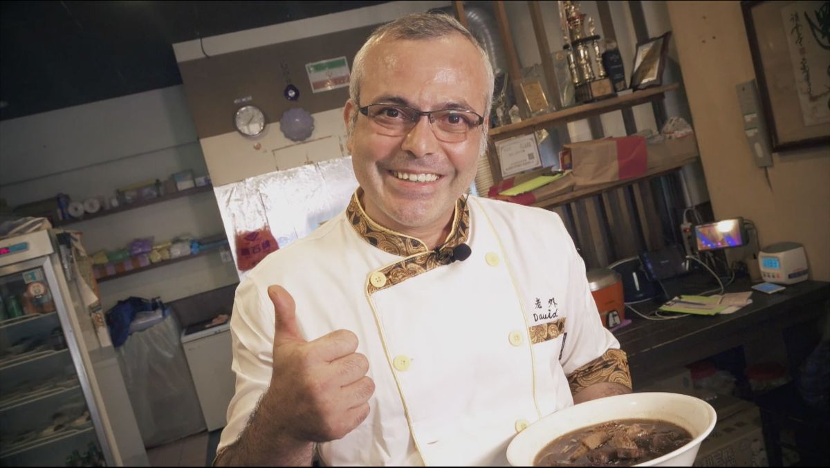 ▲來自伊朗的David賣自己最喜歡吃的紅燒牛肉麵養家活口（圖／記者詹皓帆攝）