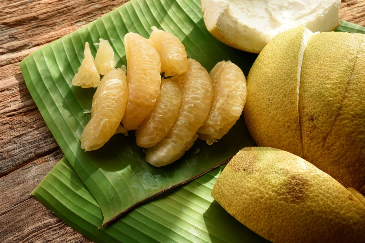 ▲柚子皮不要急著丟掉，可自製成清潔劑。(圖／信義居家提供)