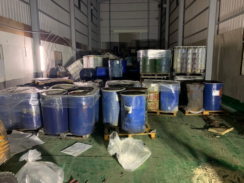 ▲現場堆置化學混合物及數十桶內容物不明之藍色鐵桶。（圖／高市環保局提供）