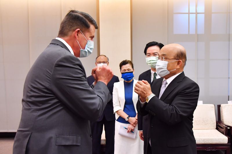 ▲美國國務院次卿克拉奇(左)拜會行政院長蘇貞昌(右),兩人拱手打招呼。(圖/行政院提供)