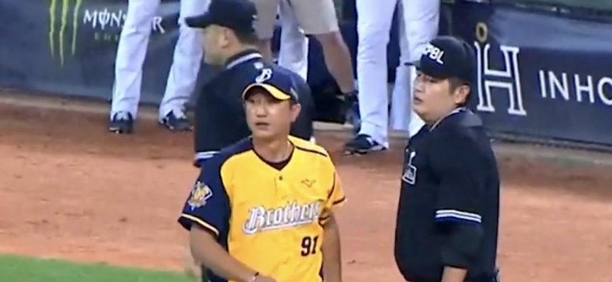 ▲中信兄弟總教練丘昌榮被趕出場。（圖／CPBLTV)
