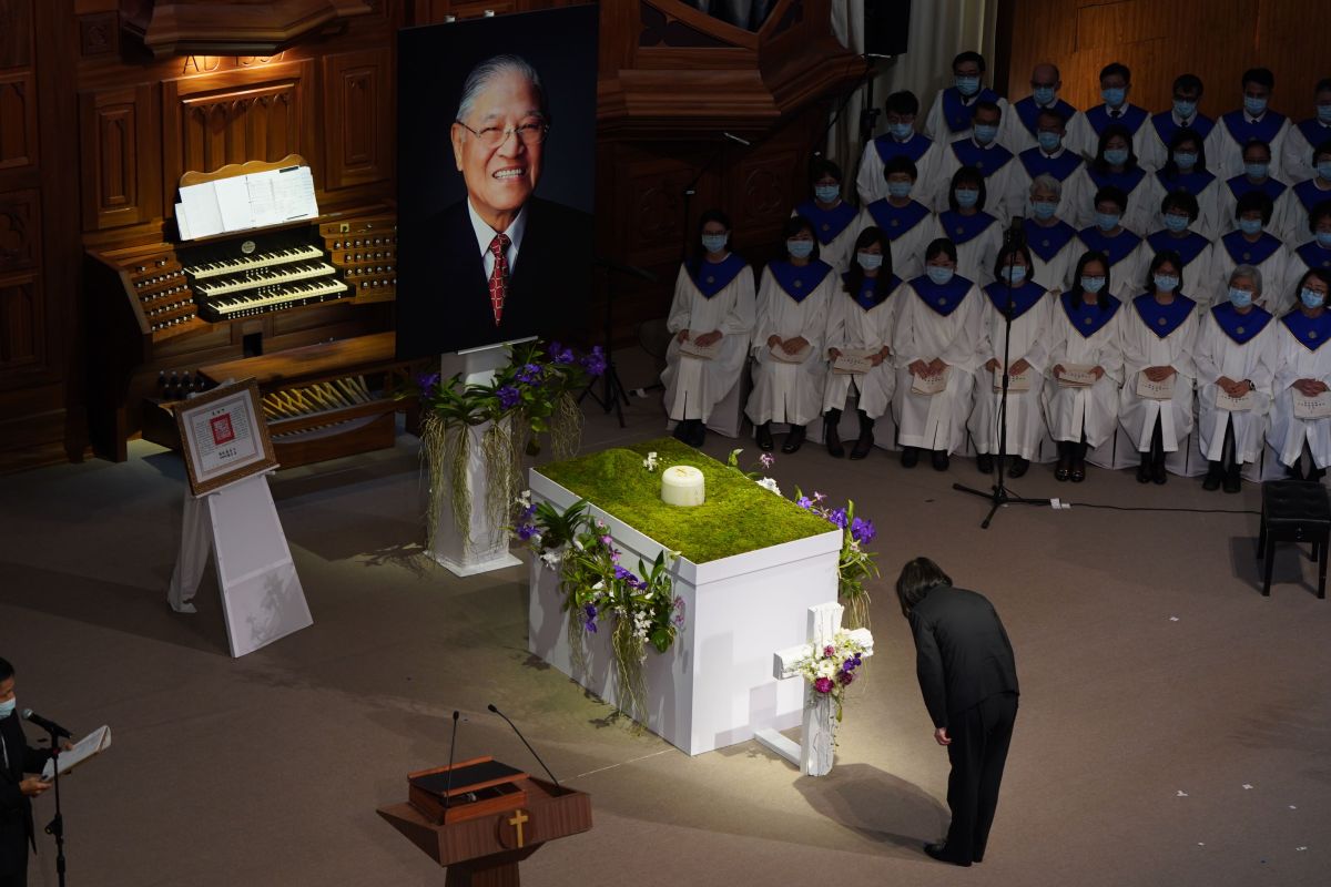 ▲前總統李登輝追思告別禮拜今（19）日上午於淡水真理大學大禮拜堂舉行，蔡英文總統鞠躬致意。（圖／台北市攝影記者聯誼會提供）