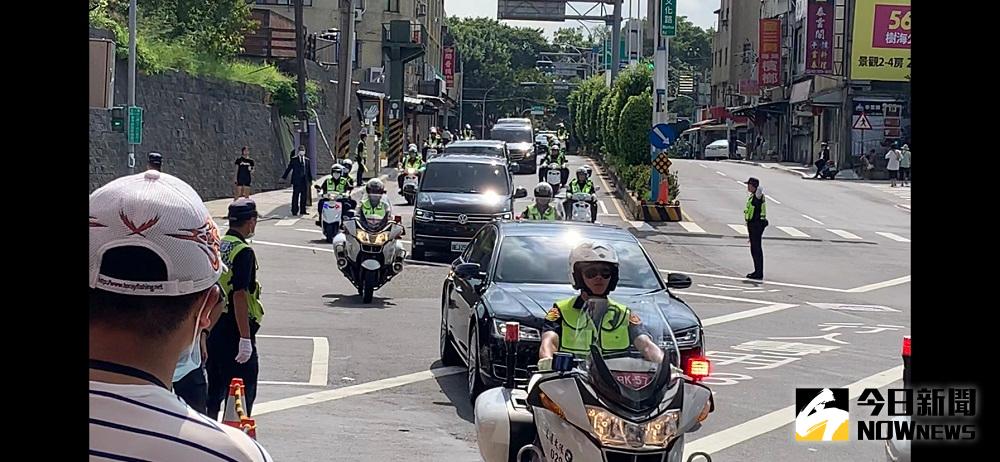 ▲真理大學附近19日交通管制，禁止沒有通行證的車子進入，就連住在附近的民眾返家，也要查驗身分證才能進入。(圖/記者康子仁攝)