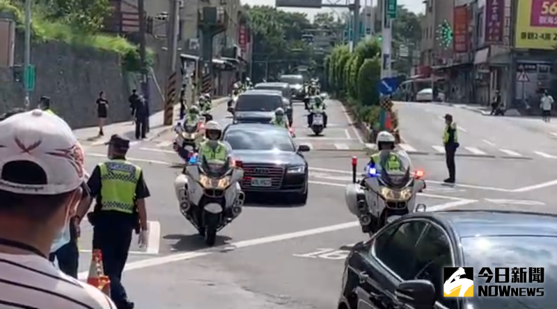 ▲在前導車和摩托車的帶領下，李登輝家屬浩浩蕩蕩抵達，參加追思告別禮拜。(圖/記者康子仁攝)