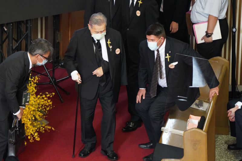 ▲美國國務院次卿凱斯・克拉奇(右)、日本前首相森喜朗(左)出席李登輝追思告別禮拜。(圖/台北市攝影記者聯誼會提供)