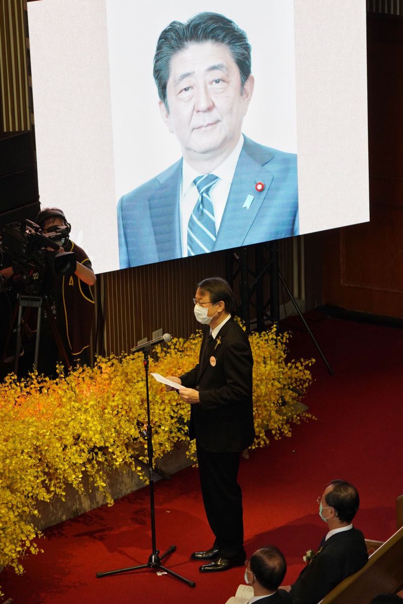▲李登輝追思告別禮拜,日本台灣交流協會代表泉裕泰宣讀日本前首相安倍晉三悼詞。(圖/台北市攝影聯誼會提供)