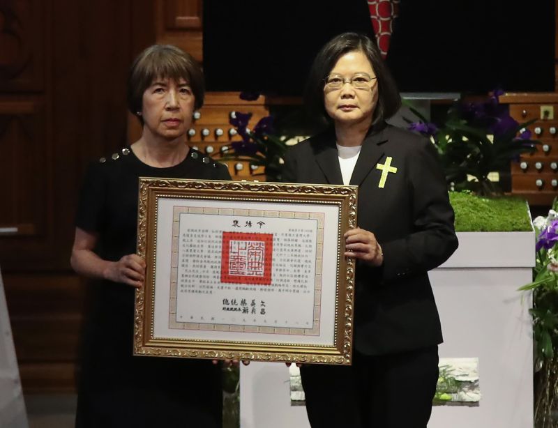 ▲前總統李登輝追思告別禮拜今(19)日於淡水真理大學大禮拜堂舉行,蔡英文總統親自頒發褒揚令。(圖/台北市攝影記者聯誼會提供)