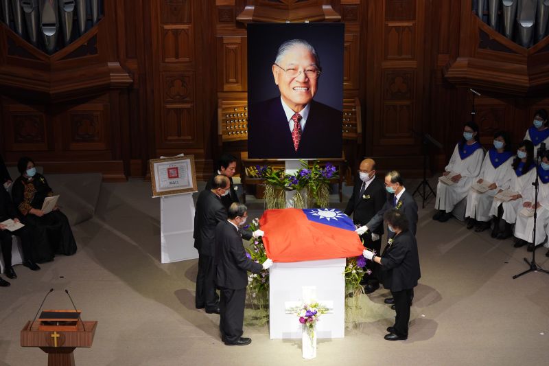 ▲統賴清德率五院院長為前總統李登輝覆蓋國旗。(圖/台北市攝影記者聯誼會提供)