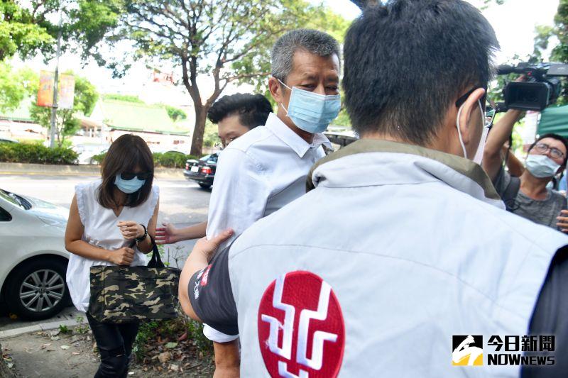 ▲▼小鬼爸爸在工作人員攙扶下入內。(圖/記者林柏年、陳雅蘭攝)