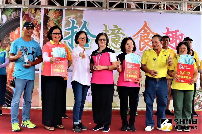 ▲社區廚神第一名由朝陽社區「熱炒小魚乾」奪得,第二名為湖東社區「福東捲」,第三名則是菓葉社區「紅蚵蕃薯煎」。(圖/記者張塵攝,2020.09.19)