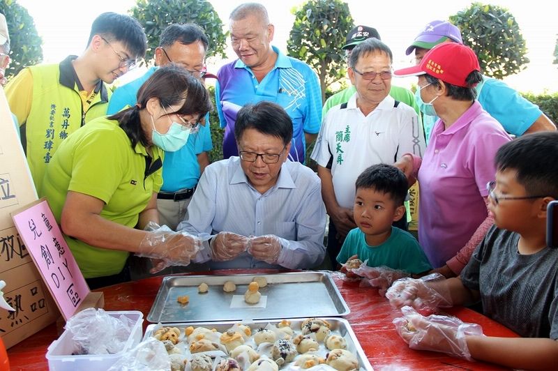 ▲縣長潘孟安也親自體驗製作牛奶肉包。（圖／屏東縣政府提供,