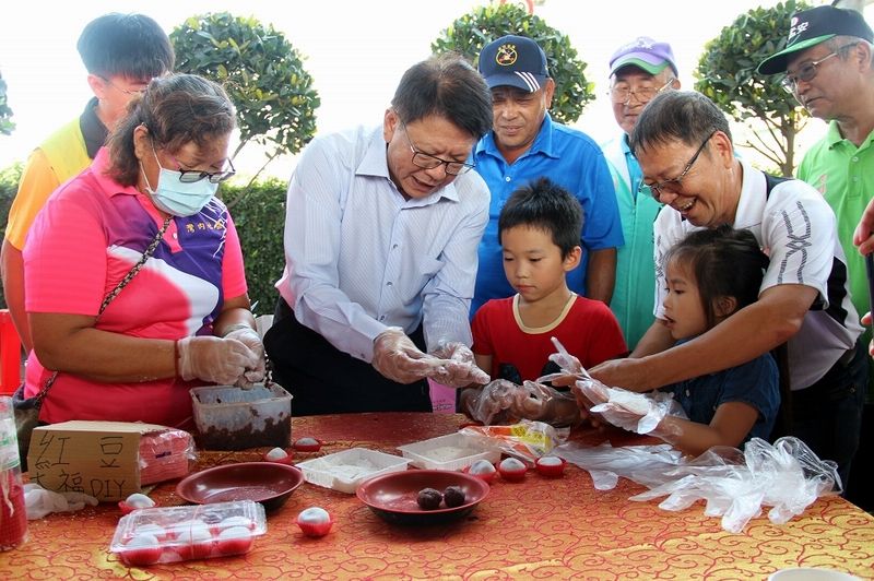 ▲縣長潘孟安也親自體驗製作紅豆大福。（圖／屏東縣政府提供