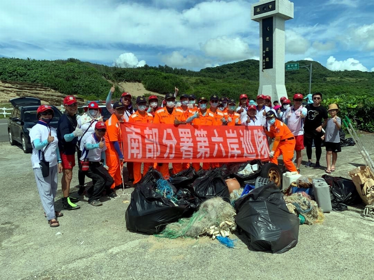 ▲「世界清潔地球日」海巡署南部分署第六岸巡隊響應號召，配合墾丁國家公園舉辦「2020年墾丁國家公園淨灘活動」，合計約495餘人共襄盛舉。（圖／海巡署南部分署第六岸巡隊提供, 2020.09.19）