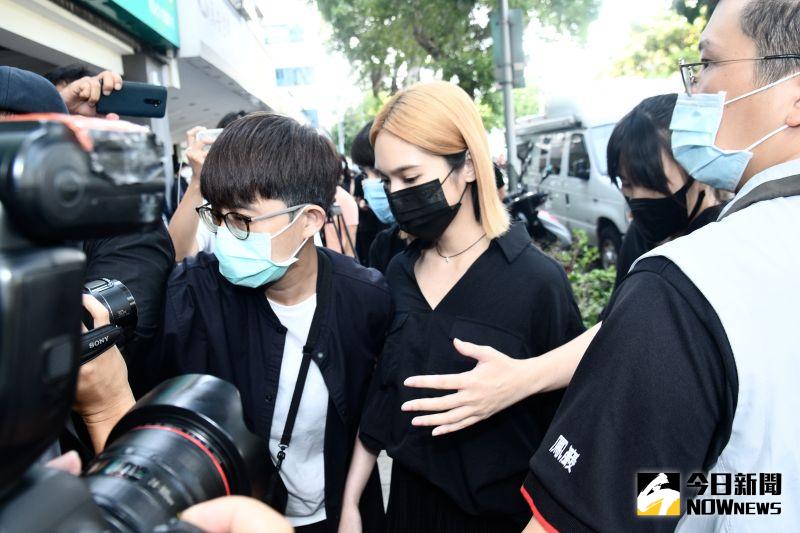 ▲楊丞琳在小鬼靈堂呆了2個半小時才離開。(圖/記者林柏年攝)