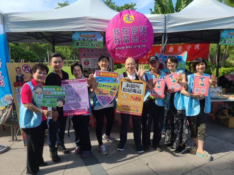 ▲現場民眾高舉反毒宣誓卡,齊聲宣誓「我反毒、我驕傲」。(圖/高市毒防局提供)