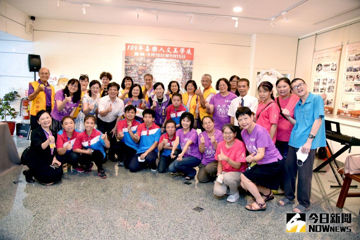 ▲喜樂保育院於永靖鄉成美藝廊辦理人文美學展，展出喜樂憨兒作品。（圖／記者陳雅芳攝，2020.09.19）