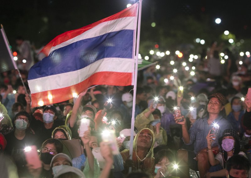 ▲泰國自7月以來全國掀起一片學運浪潮，9/19日又有大批示威者聚集於大皇宮旁的廣場，表達對政府的不滿。（圖／美聯社／達志影像）