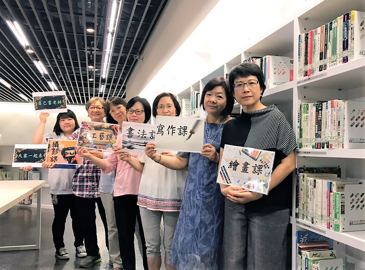 ▲新店分館推出「社區學堂」，邀請社區居民擔任老師，利用自己的才能或興趣與社區居民一起交流，也串聯人與社區的情感。（圖／新北市立圖書館提供）