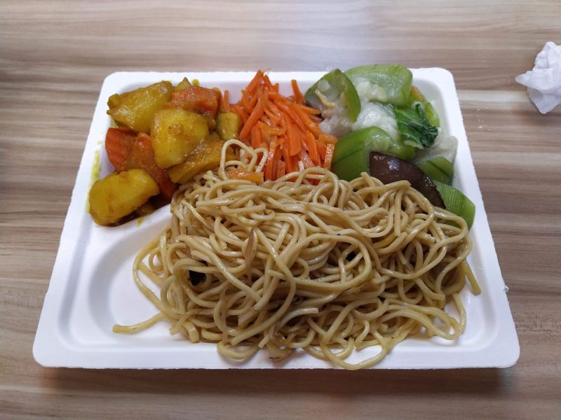 ▲▲咖哩、紅蘿蔔絲、瓠瓜和一些炒麵,沒有魚肉的素食自助餐,要價149元。(圖/翻攝自臉書社團《爆怨公社》)(圖/翻攝自臉書社團《爆怨公社》)