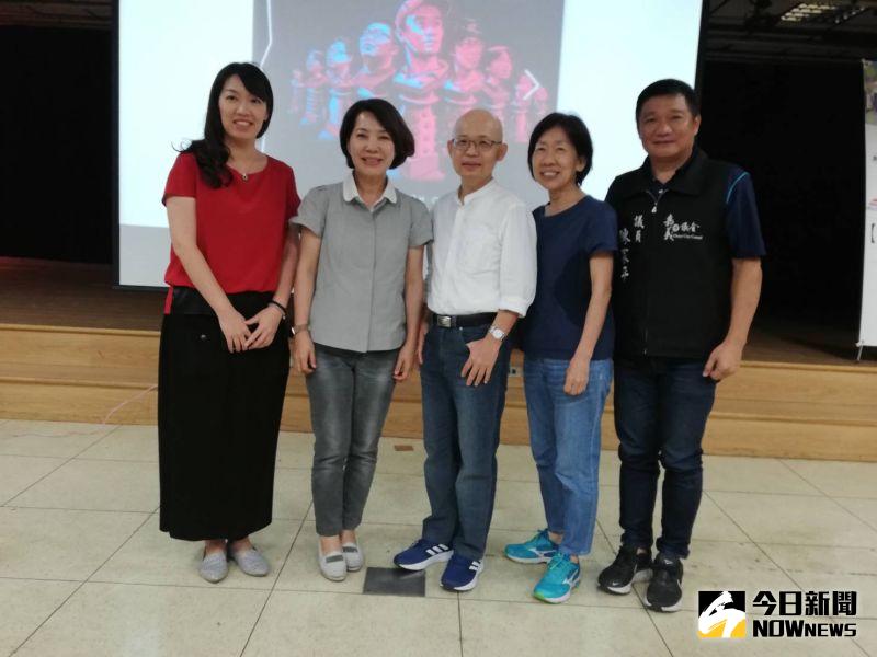 ▲副巿長陳淑慧(左二)、嘉義巿文化局局長盧怡加君(左一)及前文化局副局長房婧如(右二)等皆全程聆聽,表示榮幸與收穫良多。(圖/記者邱嘉琪攝)