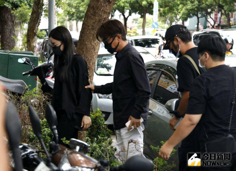 ▲吳宗憲(左二)和女兒Sandy(左一)親赴靈堂弔唁小鬼。(圖/特約記者林敬原攝)▲吳宗憲(左二)和女兒Sandy(左一)親赴靈堂弔唁小鬼。(圖/特約記者林敬原攝)