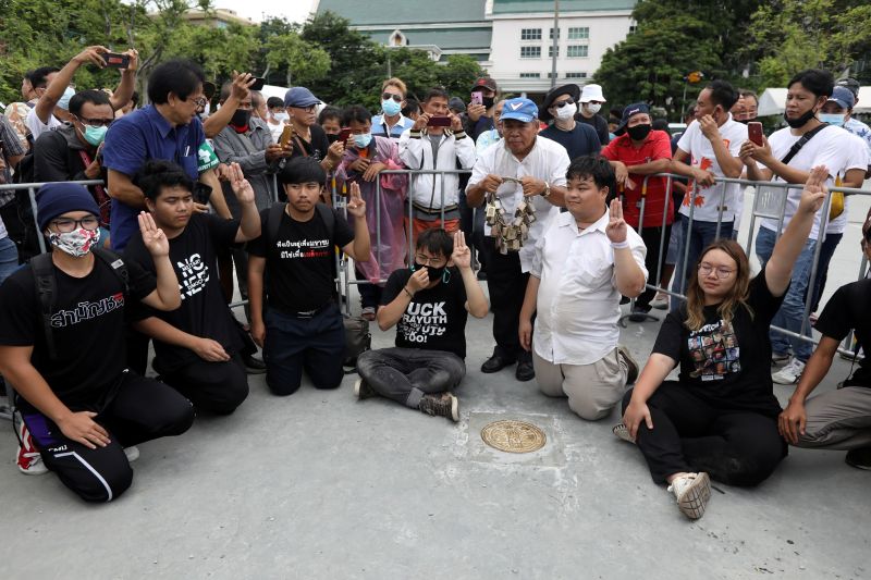 ▲泰國學生民主運動人士，聚集在廣場抗議，要求政府改革王室。（圖／翻攝自Twitter@Shuk_bi）