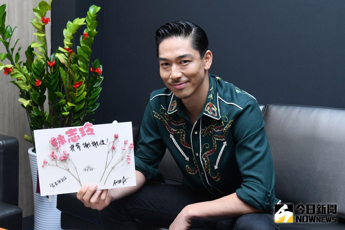▲AKIRA親手為老婆製作獨家加油板，上頭藏著「妳是我的真愛」甜蜜花語。（圖／記者林柏年攝）
