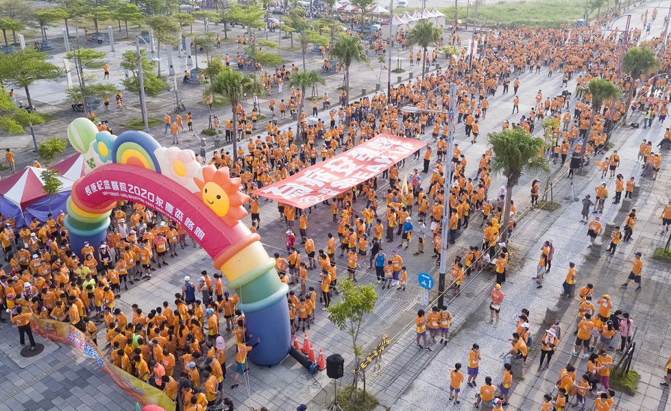 ▲為響應世界病人安全日，「永慶盃路跑」今天上午近萬人在嘉義縣政特區，以「為病人安全而跑」展開活動。(圖／嘉義長庚醫院提供）