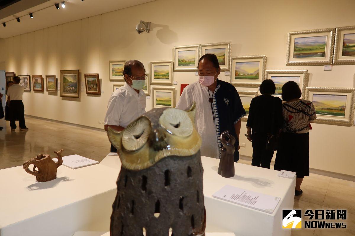 ▲彰化縣文化局邀請52位藝術家94件作品義賣捐助伯立歐家園，透過向藝術家募集作品，一起用藝術做公益。（圖／記者陳雅芳攝，2020.09.20）