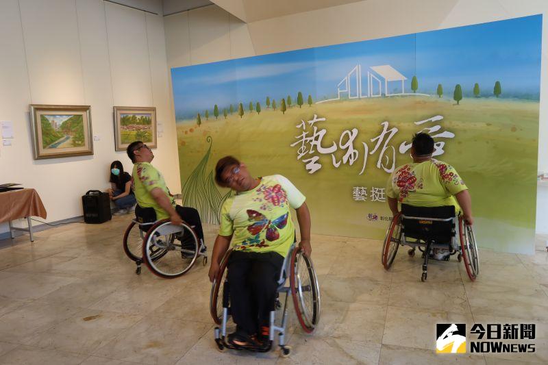 ▲喜樂愛加倍極限輪椅舞團表演極限輪椅舞揭開序幕。（圖／記者陳雅芳攝，2020.09.20）
