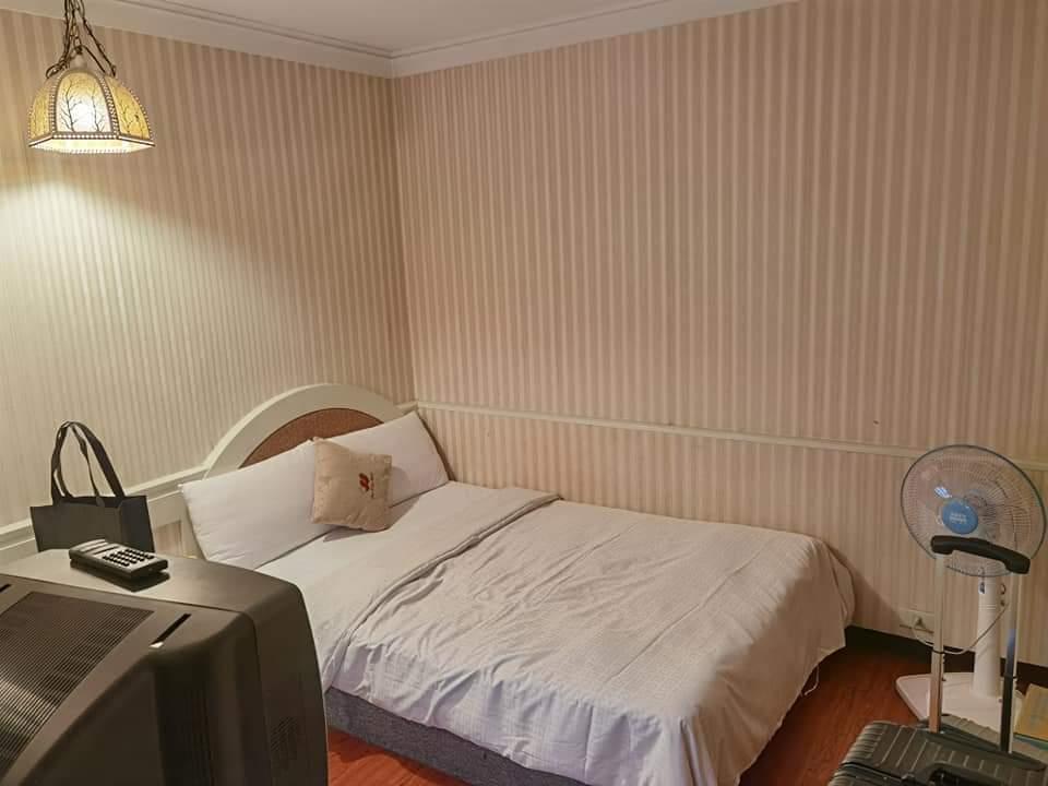 ▲有男網友抱怨，自己入住的桃園某家防疫旅館，每晚要價2300元，房間內設備卻相當老舊。（圖／翻攝臉書《爆料公社》）