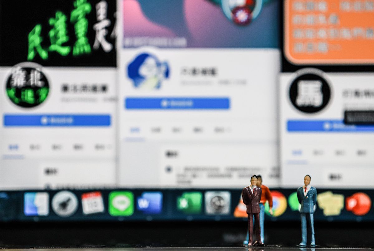 ▲許多臉書粉絲專頁靠著評論時事、製造梗圖，吸引大批粉絲，更成為議題發酵最前線。（圖／記者葉政勳攝）