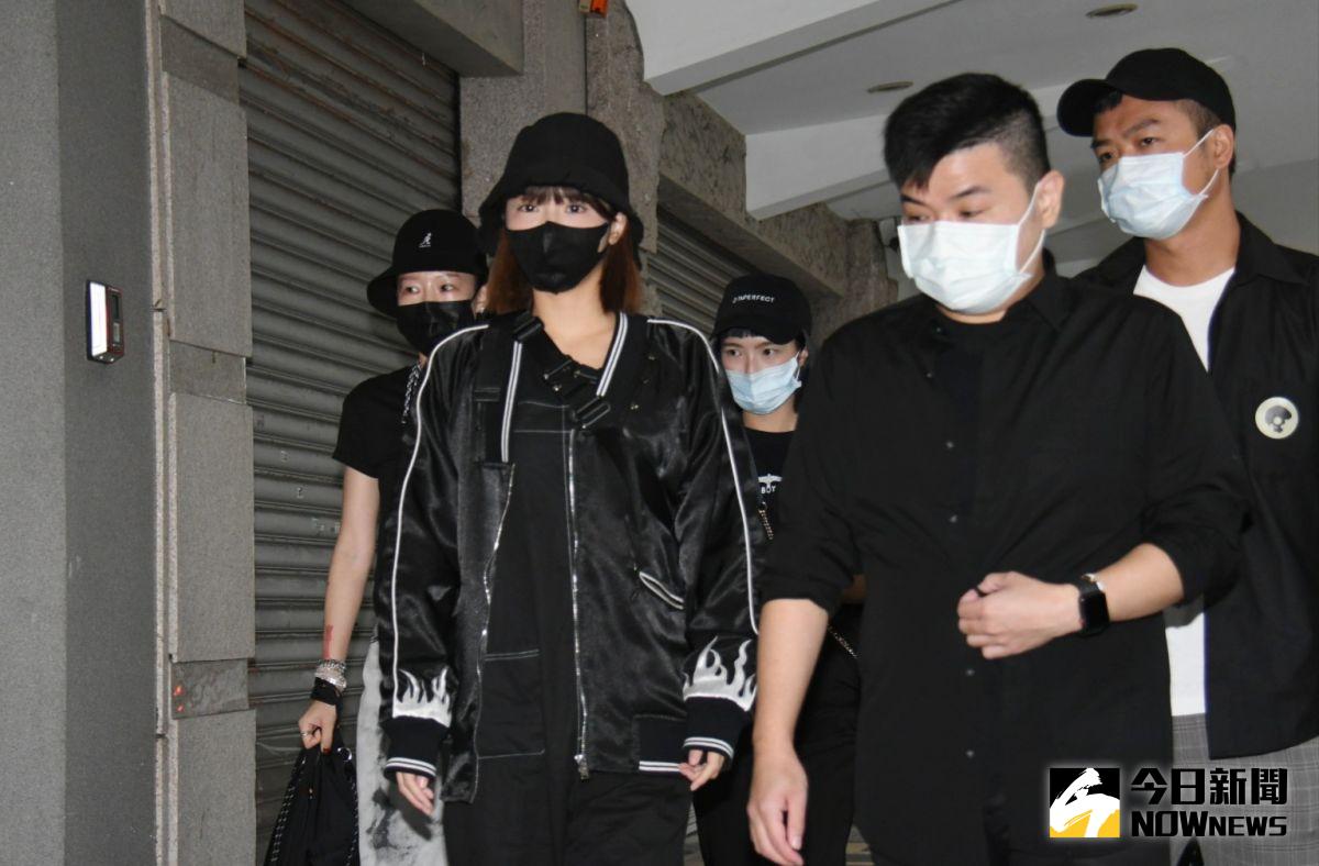 ▲峮峮（左2）第三天現身靈堂陪小鬼。（圖／記者林調遜攝）